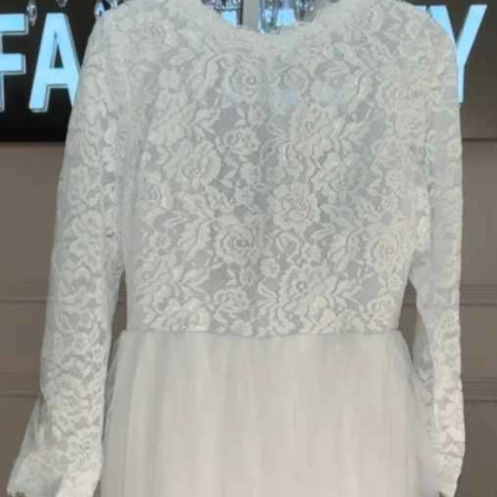 Elegant White Lace Long Sleeve Dress - Picture 2 of 4